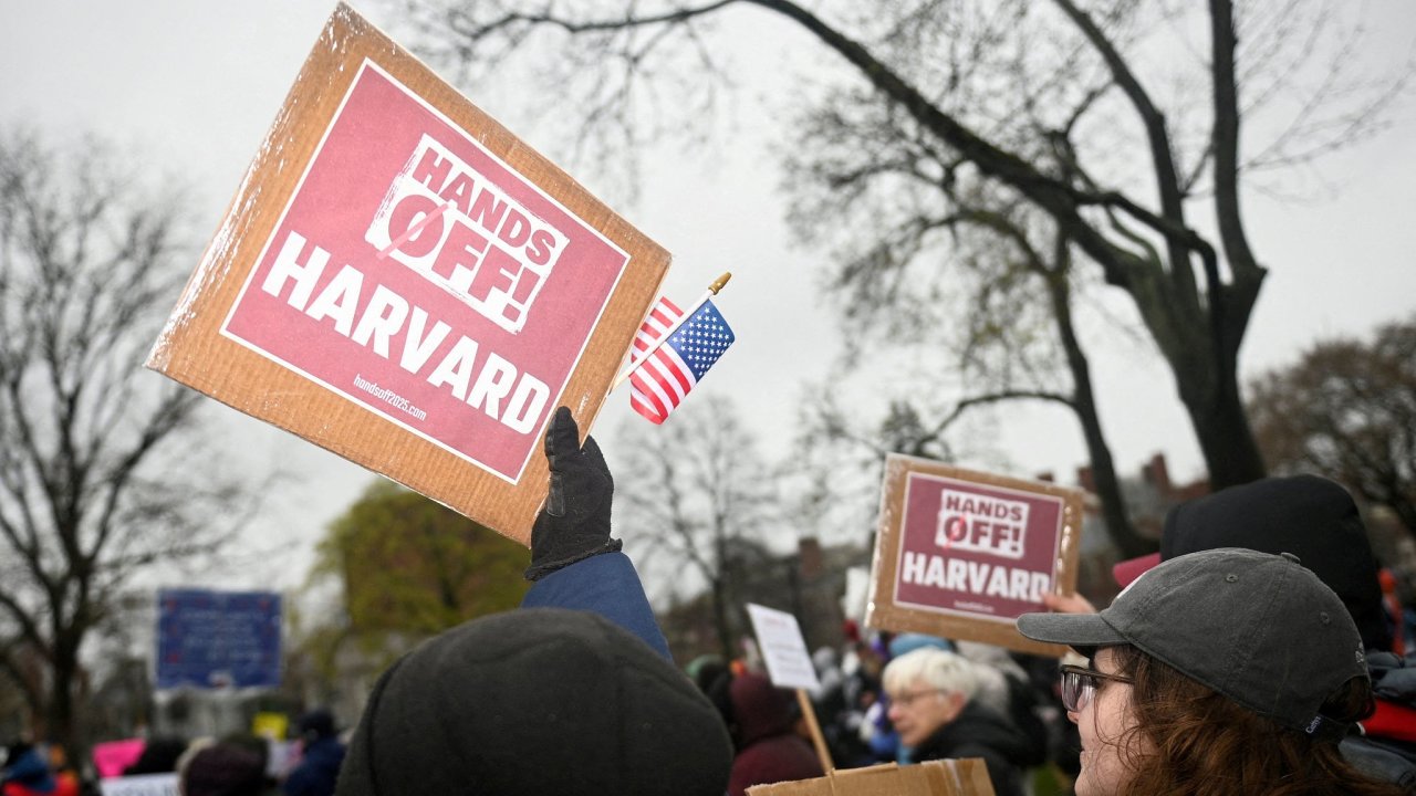 Administrativa americkho prezidenta Donalda Trumpa v pondl pozastavila federln granty pro Harvardovu univerzitu.