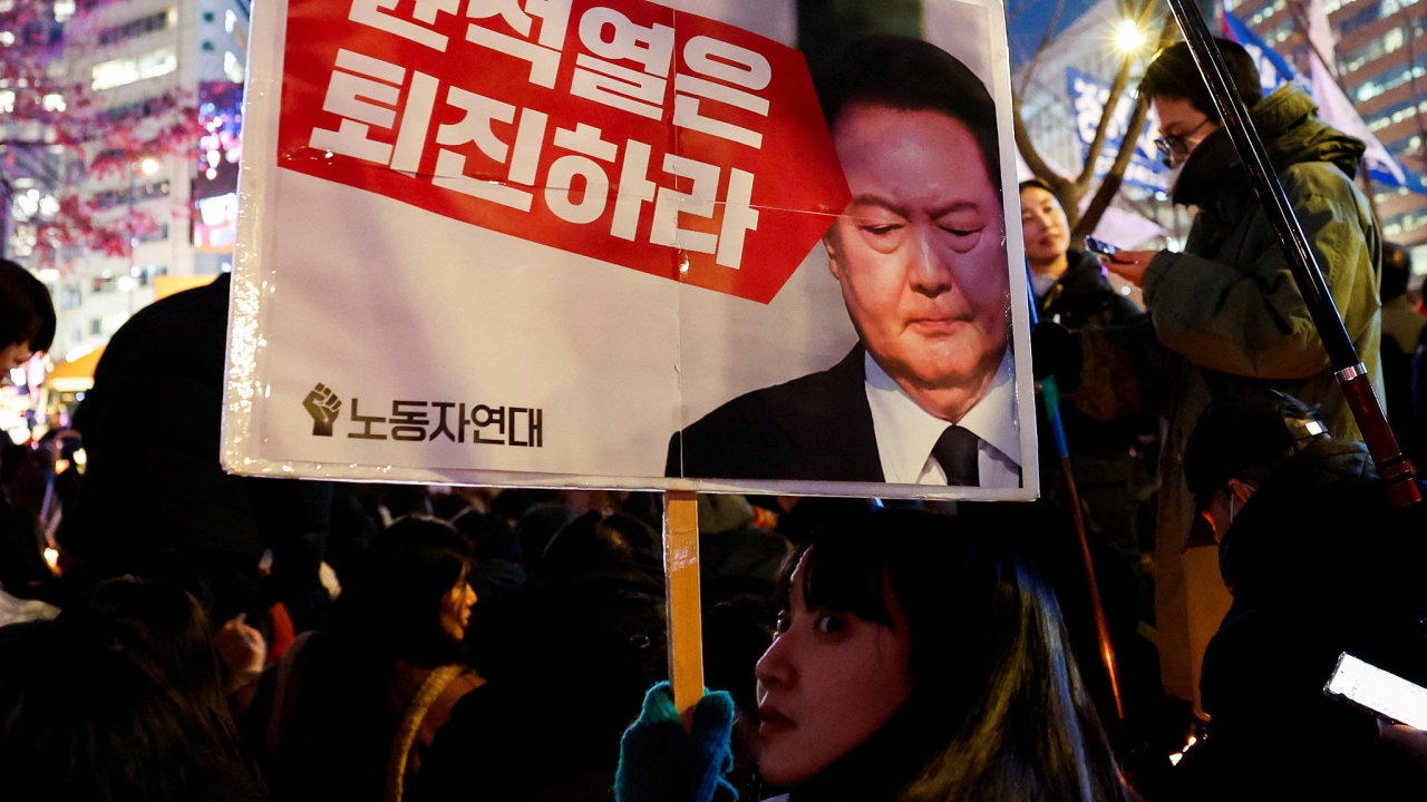 Protestujc dr plakt bhem shromdn, kter odsuzuje verej neekan vyhlen stannho prva jihokorejskm prezidentem  Jun Sok-jolem.